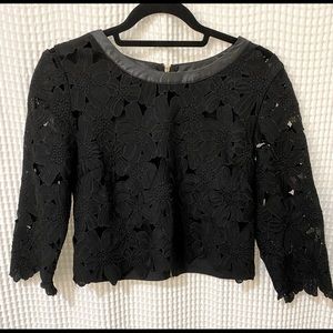 Cropped lace 3/4 sleeve blouse.